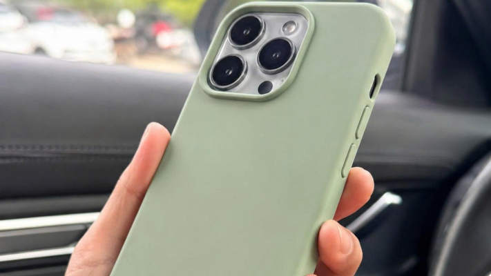 Mẫu ốp điện thoại iPhone 17 phong cách basic với thiết kế tối giản, chất liệu silicone mềm và phần viền bảo vệ camera cao.